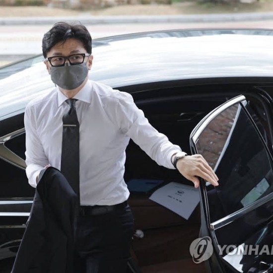 <b>한동훈</b>장관<b>출근길</b> 인터뷰 ''더탐사 정치깡패 역할' 아파트... 