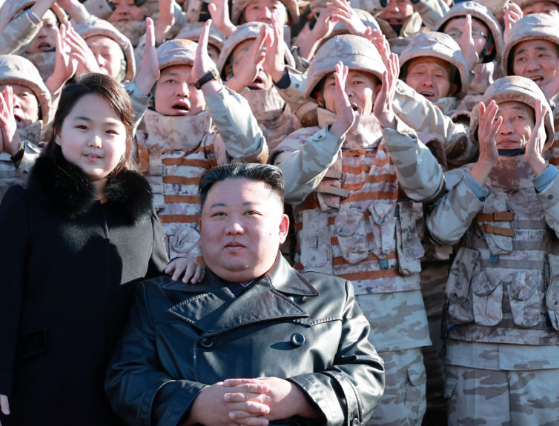 김정은의 딸이 다시 등장해 북한 후계설에 기름을 부었습니다. 김정은의 딸이 다시 등장해 북한 후계설에 기름을 부었습니다.