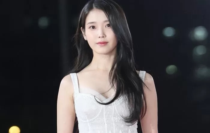 데뷔 14주년 맞이한 아이유, 올해 대기록을 세웠다 "같은 해에 가수 대상과 영화제 신인상 수상"