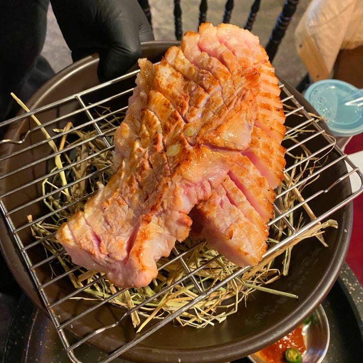  [홍대 볼빨간꽃돼지] 2번째 방문한 육즙 팡팡 찐 홍대삼겹살 맛집