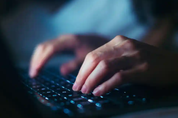 소셜 미디어 회사들은 성차별적이고 인종차별적인 콘텐츠를 막지 못하면 영국에 큰 벌금을 물게 됩니다. 소셜 미디어 회사들은 성차별적이고 인종차별적인 콘텐츠를 막지 못하면 영국에 큰 벌금을 물게 됩니다.