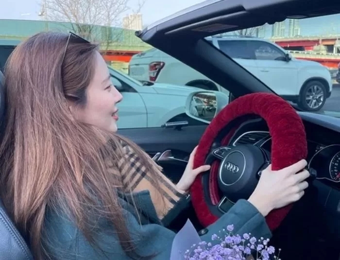 '차도녀 인증' 배우 서현, 오픈카 타고 쿨하게 차 두껑 열고 시원하게 내달린 럭셔리한 일상 '차도녀 인증' 배우 서현, 오픈카 타고 쿨하게 차 두껑 열고 시원하게 내달린 럭셔리한 일상