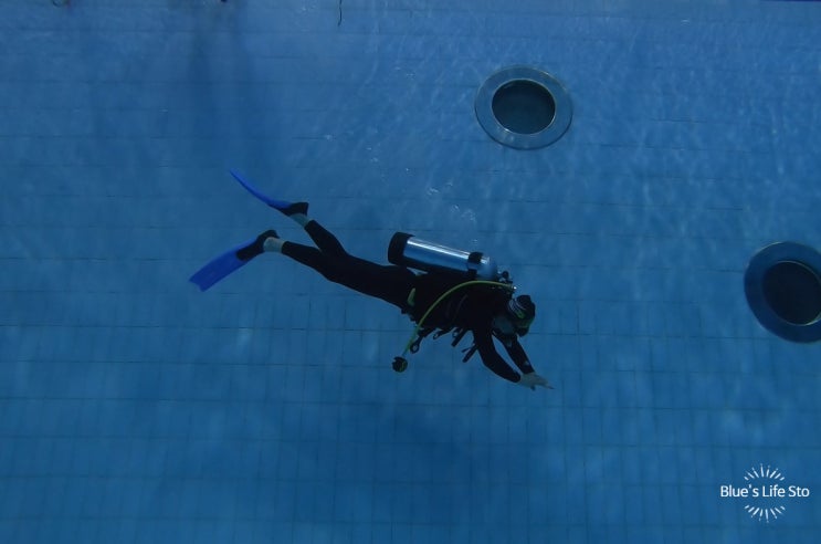 [블루가 수심 30미터에서 곧바로 수면위로 상승한다면 무슨 일이 벌어질까요?] 폐과팽창과 잠수병의 위험성에 대비한 블루의 훈련