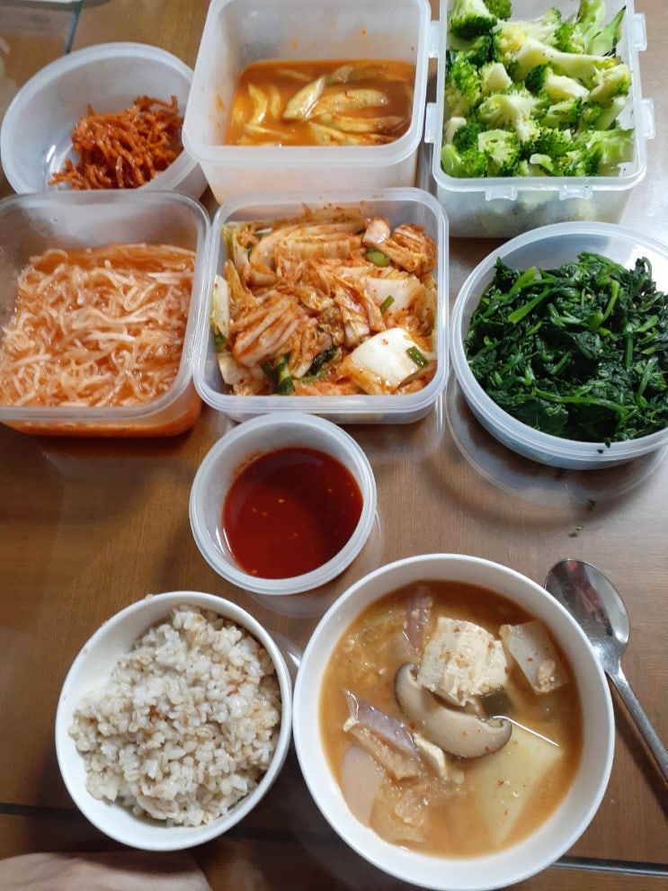  보리밥과 김치 청국장 찌개, 김장김치 백반