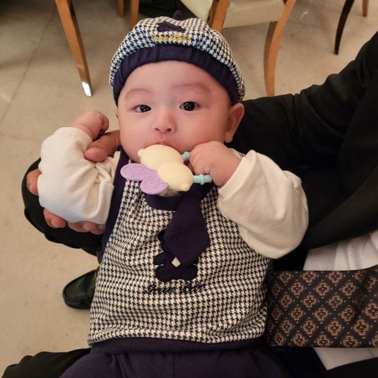  결혼식 아기옷 고민 없이 모자까지 씌웠던 아기 하객룩