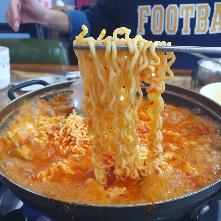  창원 반가네쌈싸먹는김치찌개&생삼겹살 중동점