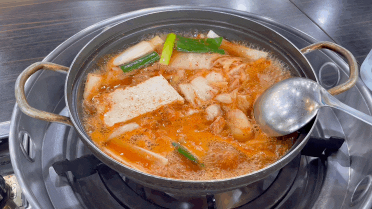 [제주] 저렴하고 든든한 제주 아침 식사 (혼밥) ‘24시 누름돌 생고기 김치찌개’