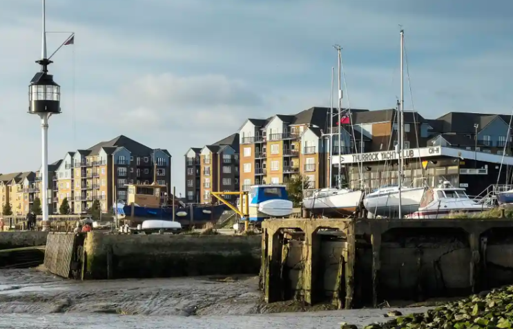 Thurrock 위원회는 비참한 투자가 5억 파운드의 적자를 초래했다고 인정합니다. Thurrock 위원회는 비참한 투자가 5억 파운드의 적자를 초래했다고 인정합니다.
