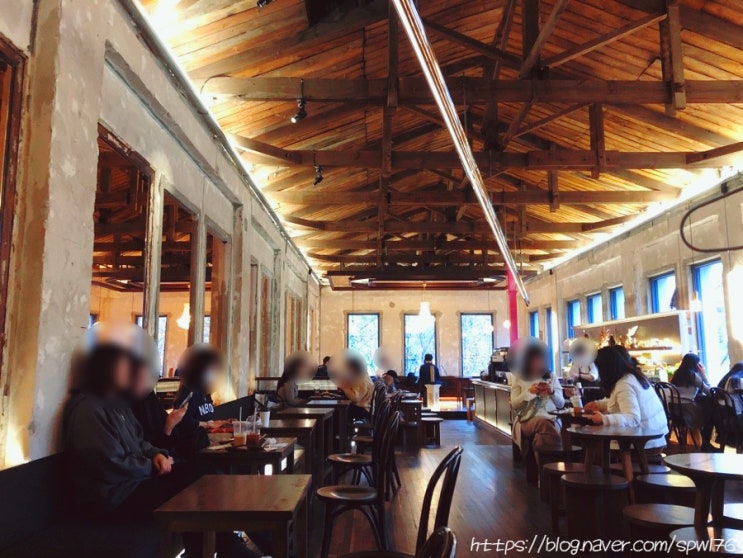  예쁜명동카페 더스팟패뷸러스 후기
