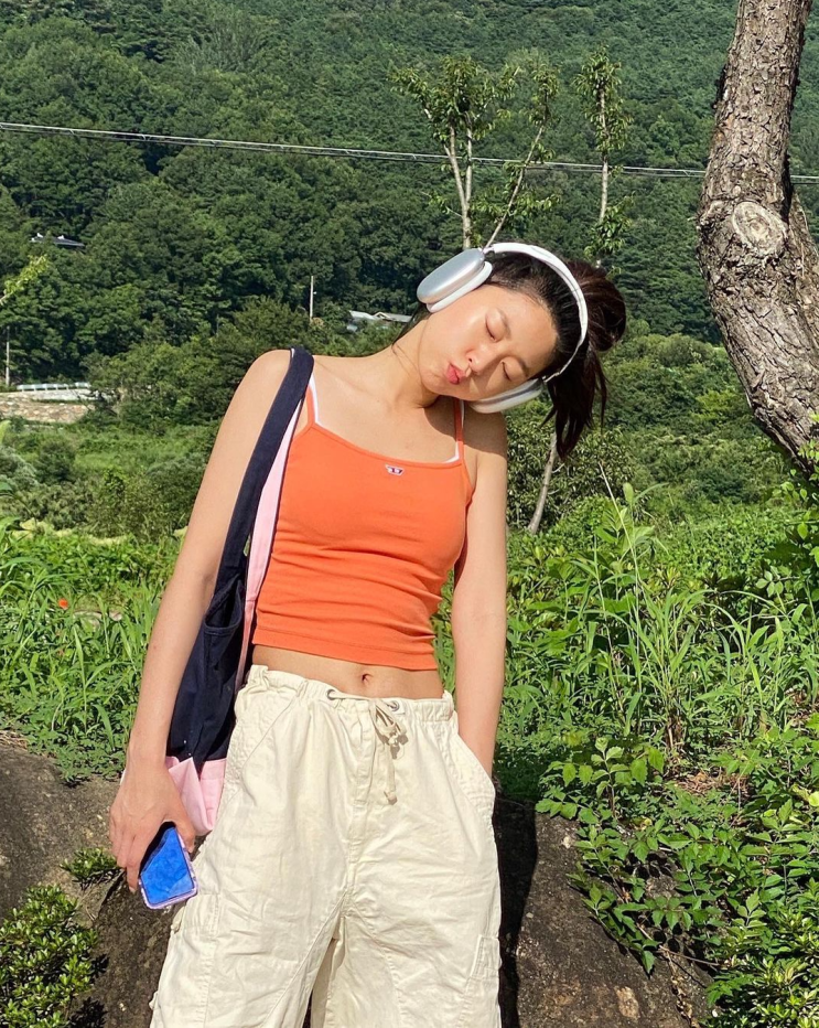  설현 사복 패션 여름 여행 코디템(스카프, AirPods Max)