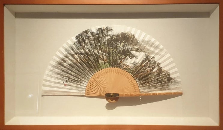  [김원술/액자] 미술 세계에 한국전통을 쏙! '죽전 김원술' 합죽선 부채 액자(81×49cm)