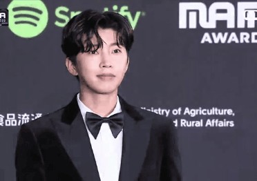임영웅 처음 <b>밟는</b> MAMA <b>레드카펫</b>! 역시 히어로는 HERO였다