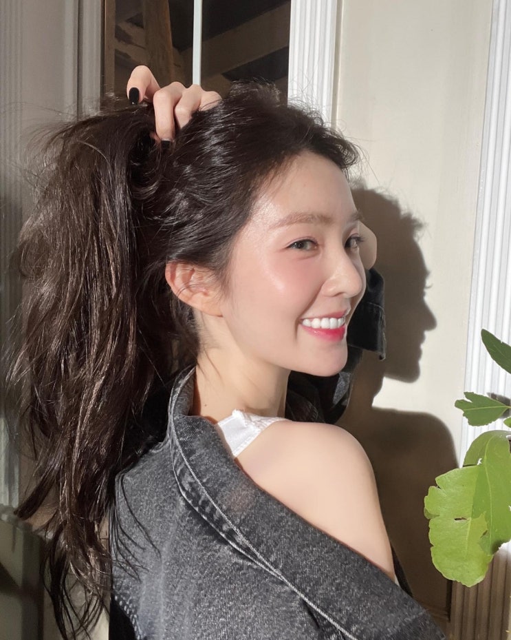 레드벨벳 멤버 아이린, 추운 날씨에 민소매 입고 가녀린 어깨 라인 드러내며 아름다운 천사 미소
