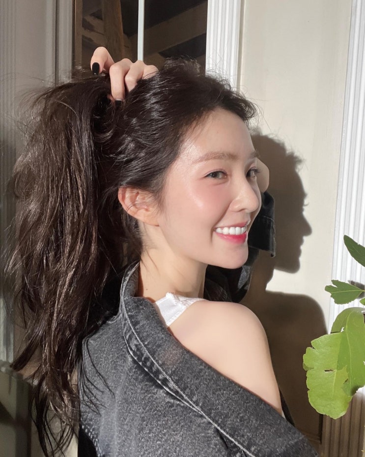 레드벨벳 멤버 아이린, 추운 날씨에 민소매 입고 가녀린 어깨 라인 드러내며 아름다운 천사 미소 레드벨벳 멤버 아이린, 추운 날씨에 민소매 입고 가녀린 어깨 라인 드러내며 아름다운 천사 미소
