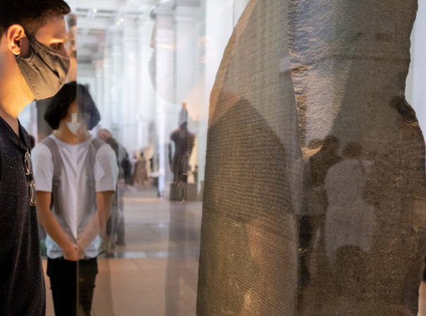 이집트인들은 대영박물관에 로제타 돌을 돌려줄 것을 요구합니다.