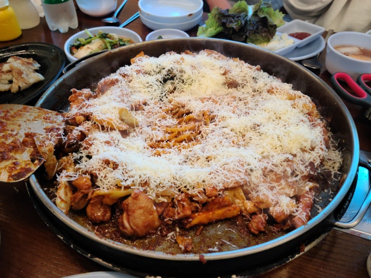  강원도 춘천에서 철판 닭갈비 맛집인 [통나무집 닭갈비] 입니다.