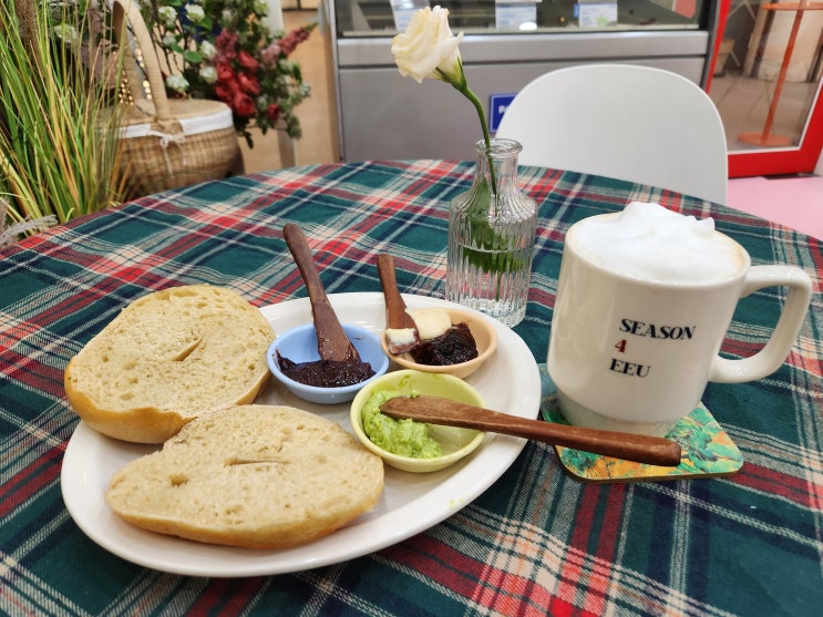  광교호수공원 수원 카페 맛집 '이유의 계절' 방문 리뷰 : 수제 잼과 수제 크림치즈가 매력적인 CAFE!