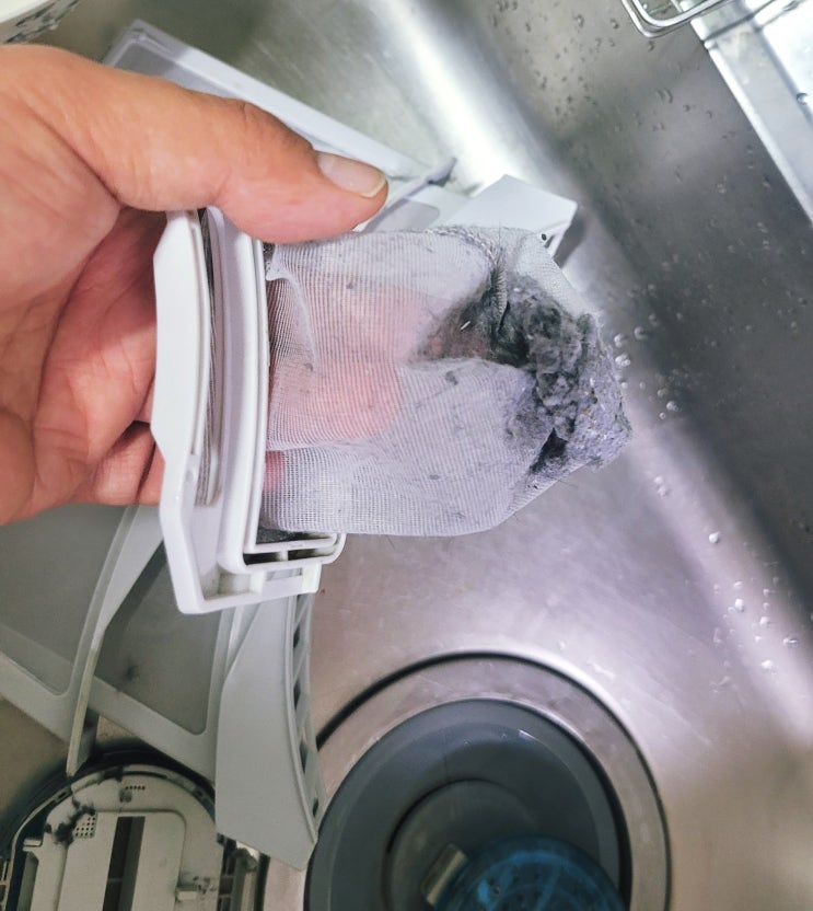 e-레지던스 서면역에 위치한 고시텔에서 세탁기와 건조기의 먼지 거름망을 깨끗하게 물청소 해주는 이유는?