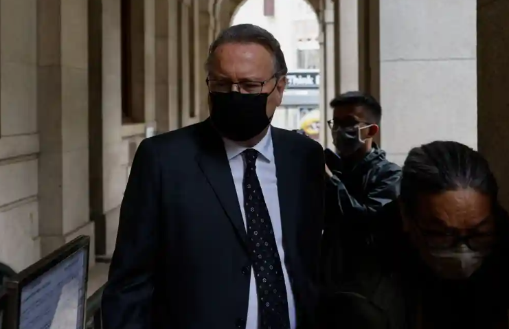 홍콩은 영국 변호사 비자를 보류하여 지미 라이의 재판을 연기합니다.