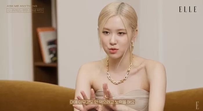 블랙핑크 로제, 갈비뼈 셀 수 있을 정도로 깡말라 팬들 걱정...부을까 봐 밤에는 음식도 안 먹어 블랙핑크 로제, 갈비뼈 셀 수 있을 정도로 깡말라 팬들 걱정...부을까 봐 밤에는 음식도 안 먹어