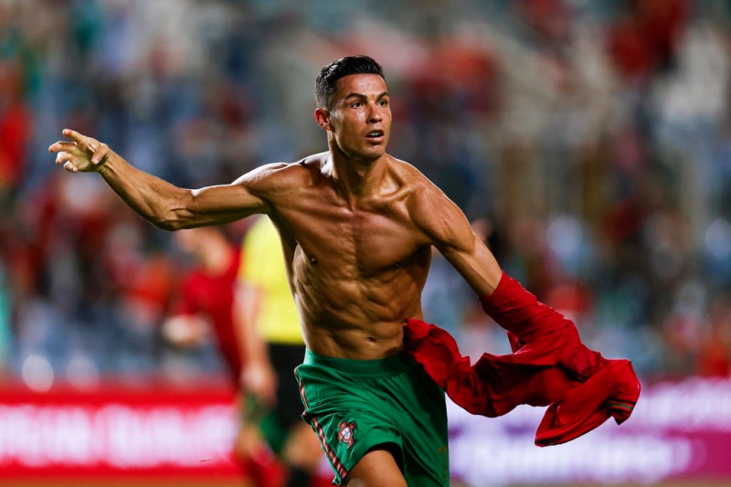 크리스티아누 호날두 두스 산투스 아베이루 ( 포르투갈어: Cristiano Ronaldo dos Santos Aveiro, 1985년 ....