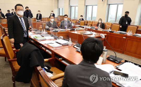 좁혀지지 않는 입장차… 금투세 2년 유예없이 한달후 도입되나 좁혀지지 않는 입장차… 금투세 2년 유예없이 한달후 도입되나