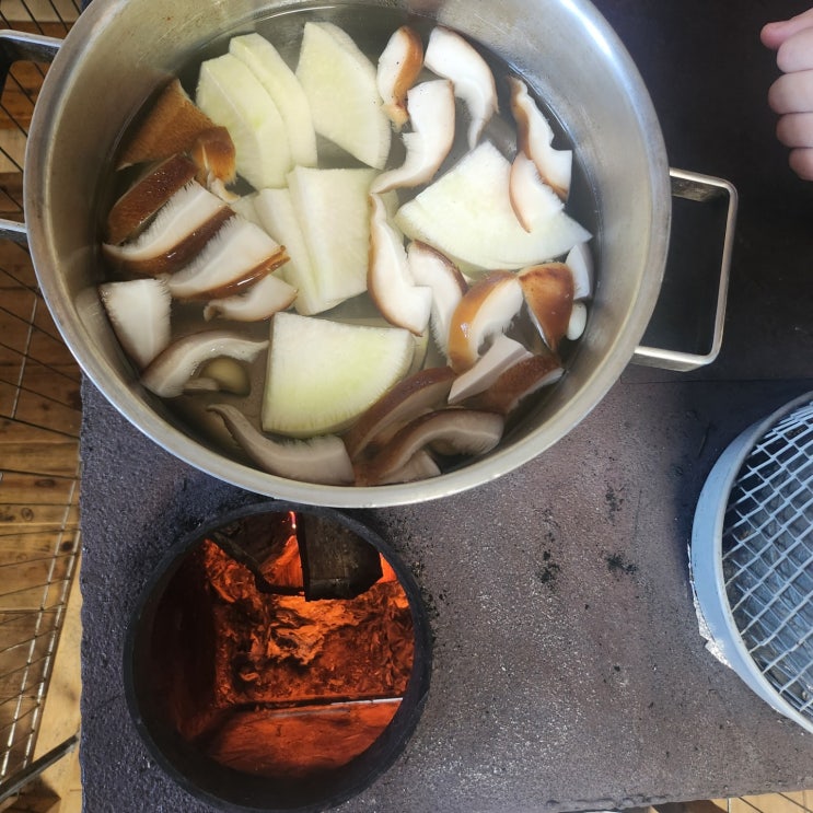 직접 만든 난로로 하는 요리
