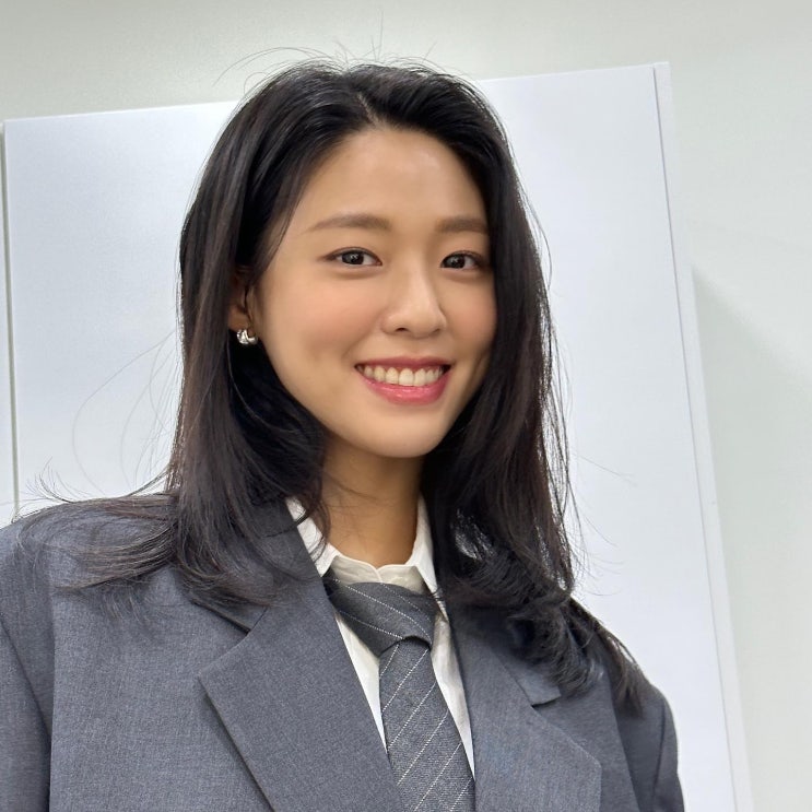황희찬 유니폼 입고 응원한 가수 설현, "할 줄 알았지..." 인증 샷 올린 특별한 인연이 밝혀졌다 황희찬 유니폼 입고 응원한 가수 설현, "할 줄 알았지..." 인증 샷 올린 특별한 인연이 밝혀졌다