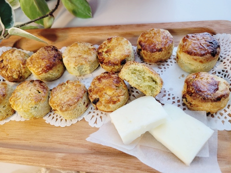  홈메이드 스콘(scone)에는 커피 no -> 홍차 yes