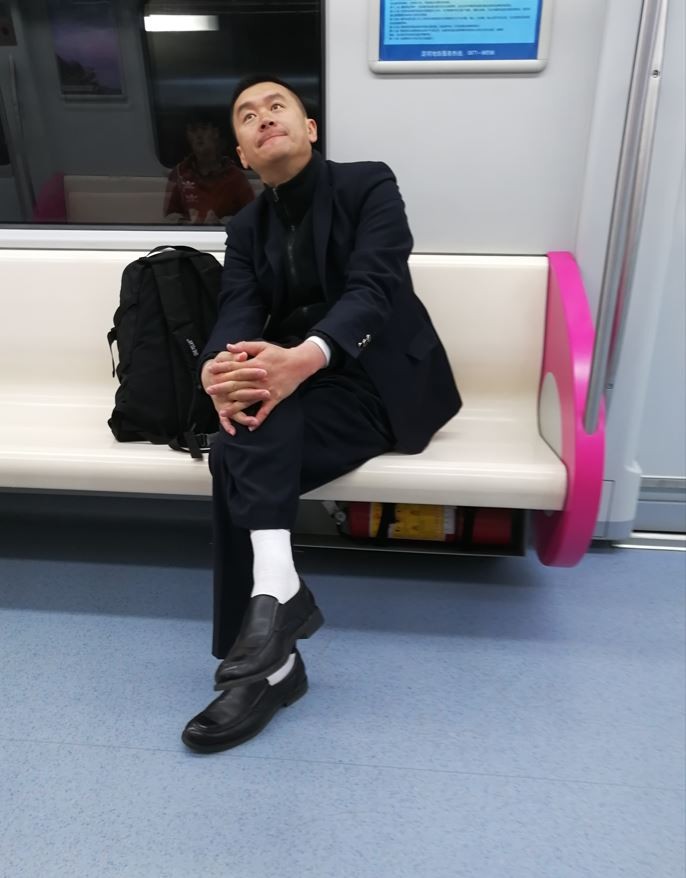  흰 양말이 해냈다 ㅎ (정장에 하얀 양말 신는 남자)