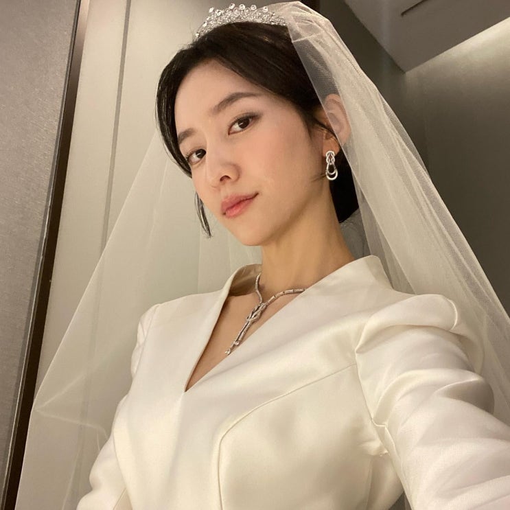 '재벌집 모현민' 빵 뜬 박지현, 우아한 웨딩드레스 자태...드라마 촬영 중 비하인드 사진 풀자 시선 집중 '재벌집 모현민' 빵 뜬 박지현, 우아한 웨딩드레스 자태...드라마 촬영 중 비하인드 사진 풀자 시선 집중