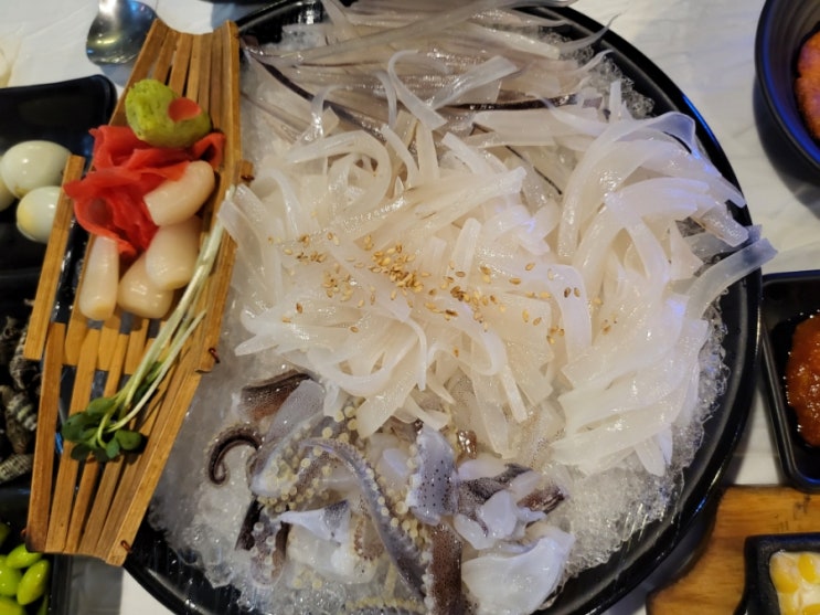  연남동 횟집 / 홍대입구역 횟집 / 회뜨는총각 신선한 오징어회