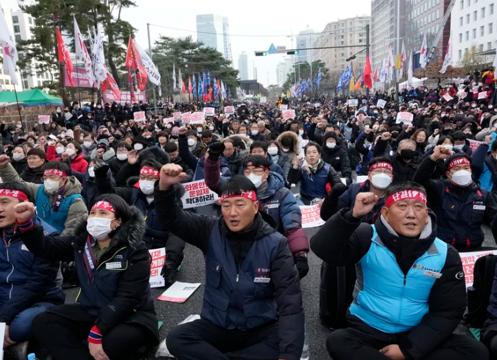 수천 명의 사람들이 트럭 운전사들을 지지하기 위해 한국에서 시위를 합니다. 수천 명의 사람들이 트럭 운전사들을 지지하기 위해 한국에서 시위를 합니다.