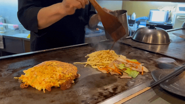 [일본 오사카 도톤보리 맛집] 현지인들만 있는 오코노미야끼 맛집 ‘산페이’, 소바 볶음우동까지!