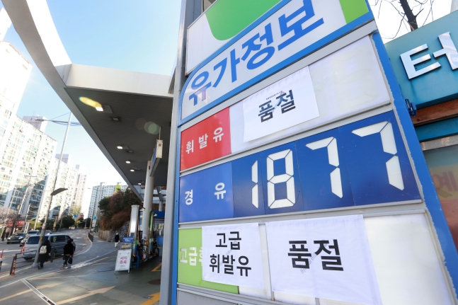 운송 거부로 정유·철강·석유화학 출하 차질 3조원…건설현장 60% 레미콘 타설 중단 운송 거부로 정유·철강·석유화학 출하 차질 3조원…건설현장 60% 레미콘 타설 중단