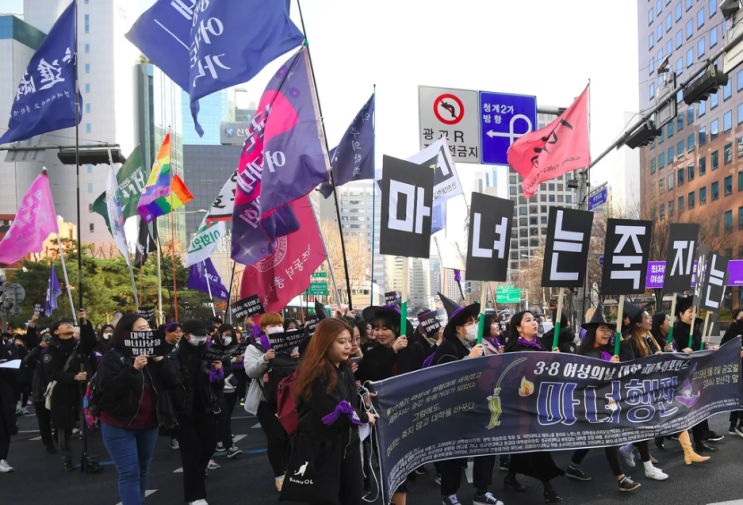한국을 휩쓸고 있는 반 페미니즘 물결에 대해 페미니스트들이 항의하고 있습니다.