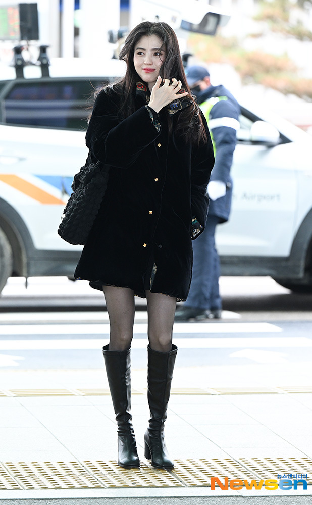  한소희 공항 패션, 패딩 코트와 퀼팅백으로 영하 날씨  맞춤 패션 완성!