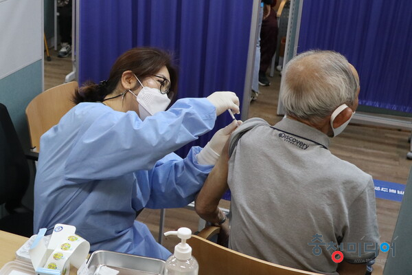  영동지역 읍면 보건지소에서 코로나19 추가 접종