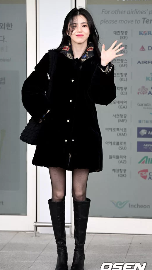 한소희 공항패션 점퍼 잉크 브랜드! 벨벳 다운 코트 블랙