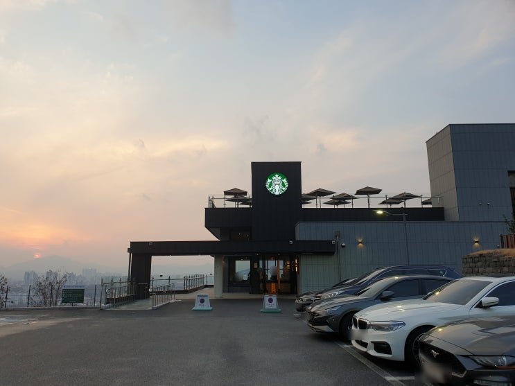  춘천 구봉산 스타벅스 - 돌체 스트로베리 라떼 / 몽블랑 치즈케이크
