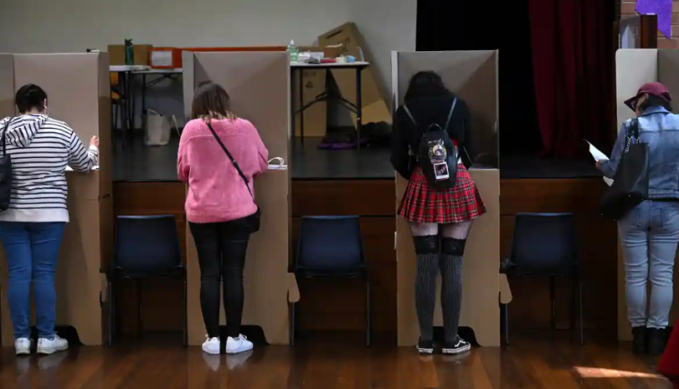 연구에 따르면, 청록색 유권자들은 보수적이기보다는 노동자 성향을 띠게 됩니다. 연구에 따르면, 청록색 유권자들은 보수적이기보다는 노동자 성향을 띠게 됩니다.