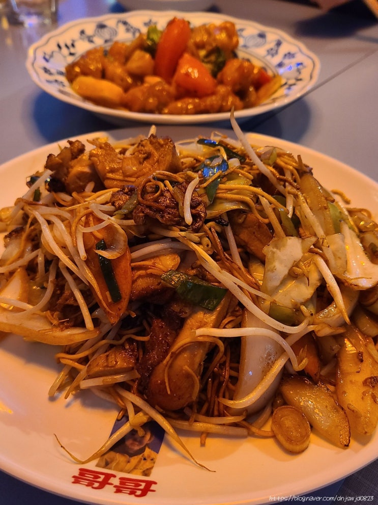  내돈내먹 | 정자역 맛집 꺼거2 , 망고맥주 꾸라오로 산라펀 기스면 닭고기볶음면