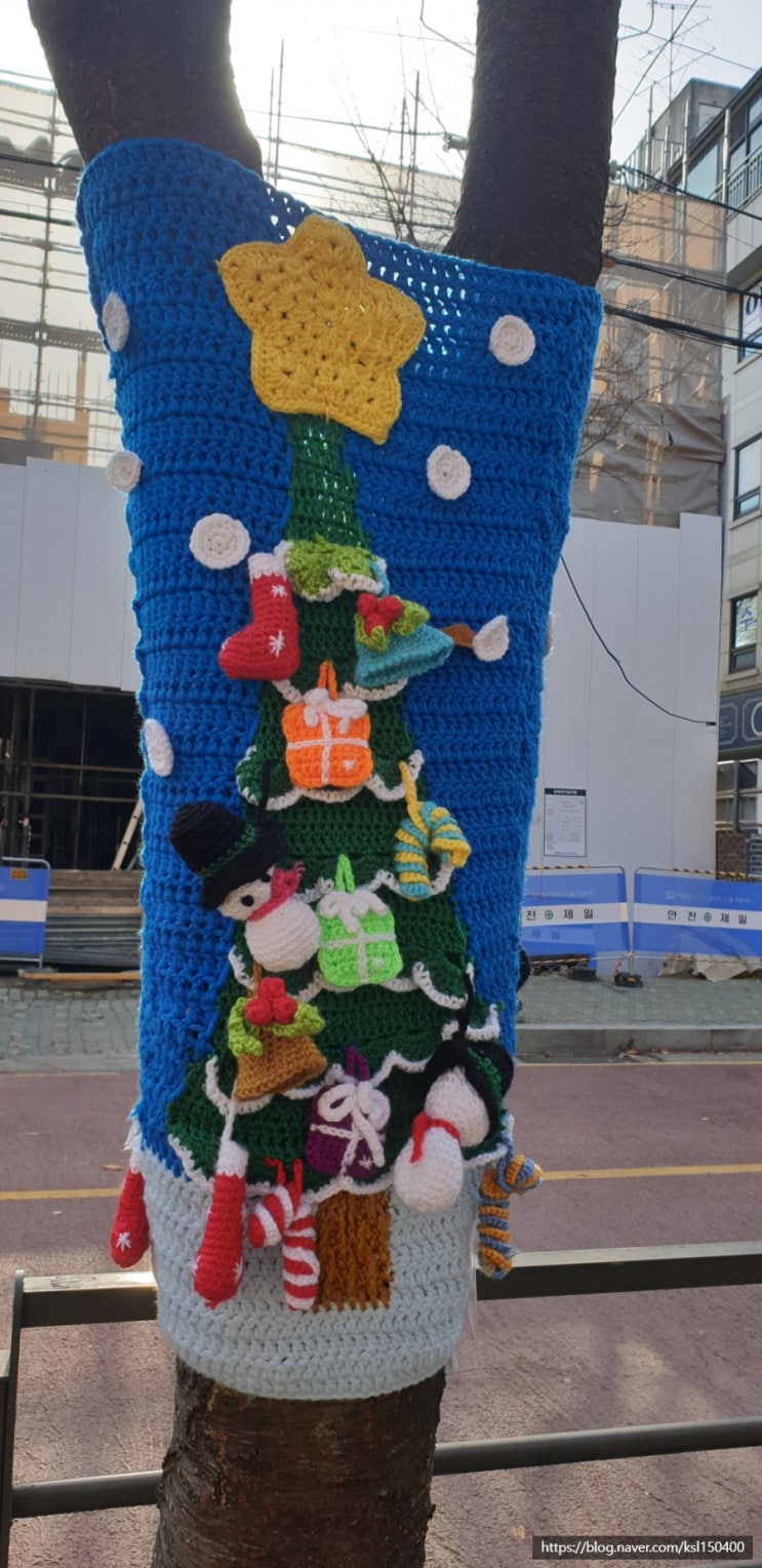 털실로 정성들여 짠 옷이 나무보온덮개가 되었네요. 털실로 정성들여 짠 옷이 나무보온덮개가 되었네요.