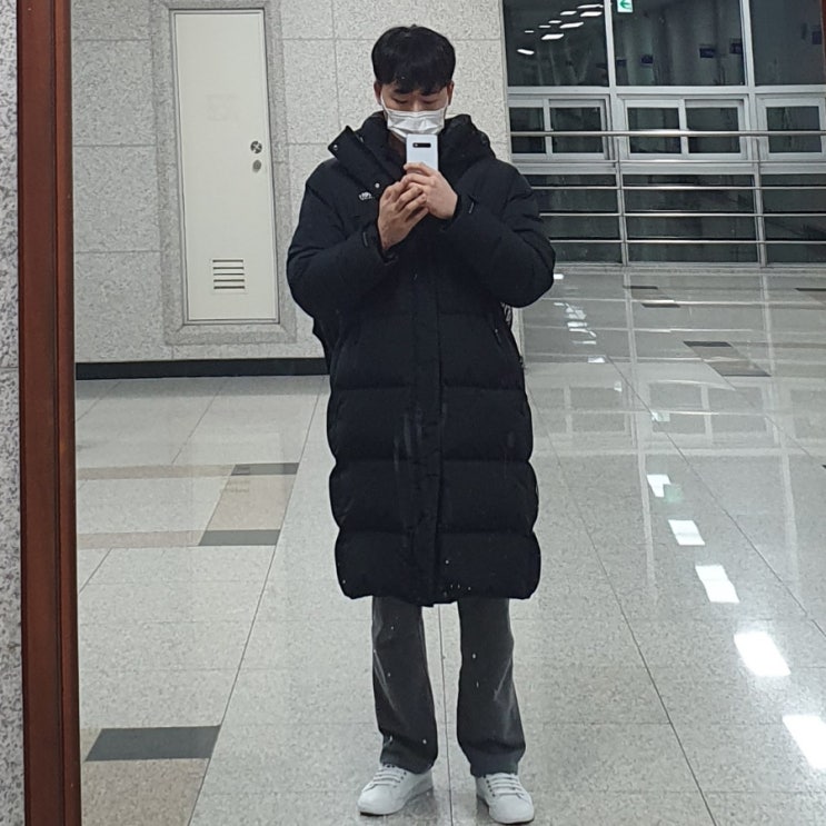 20221206 데일리룩 : 검은색 롱패딩 회색 와이드 츄리닝 바지