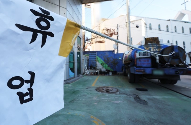 주유소 품절대란인데… 정유사는 재고 쌓여 "가동률 낮출판" [화물연대 파업 피해 확산]