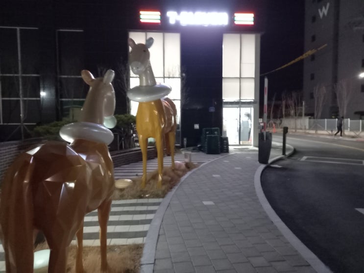  등대해수욕장 Urbanstay 속초등대점(레지던스호텔) 믿을수 없는 가격으로 즐김./ 근처 동명항에서 싱싱한 생물도치구매