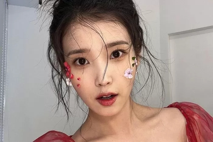 '몸치' 고백했던 아이유, '팔레트'에서 직접 배운 카라 신곡 안무 공개...녹슬지 않은 춤실력 뽐내 '몸치' 고백했던 아이유, '팔레트'에서 직접 배운 카라 신곡 안무 공개...녹슬지 않은 춤실력 뽐내