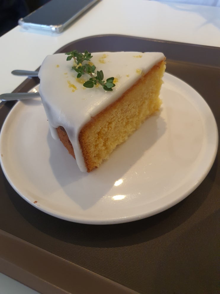 전포 카페 유월커피, 레몬 드리즐 케이크