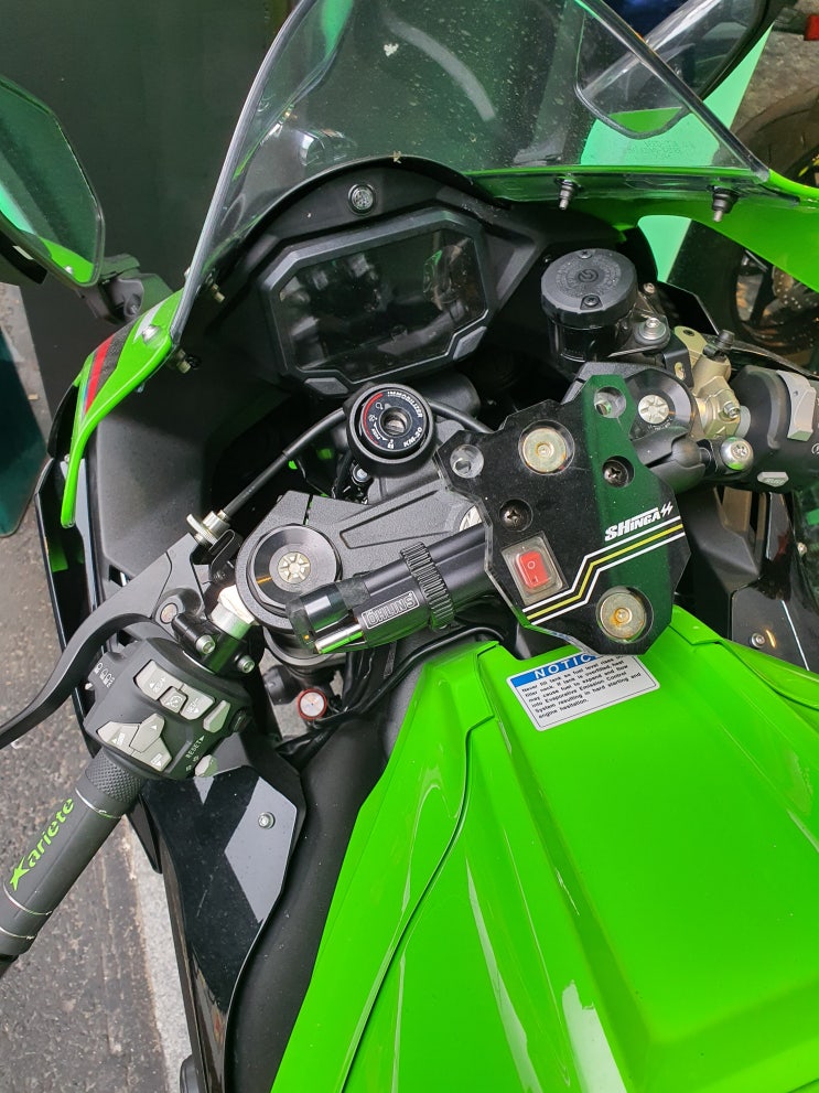  배달대행용 자석거치대가 장착된 ZX-10R을 발견