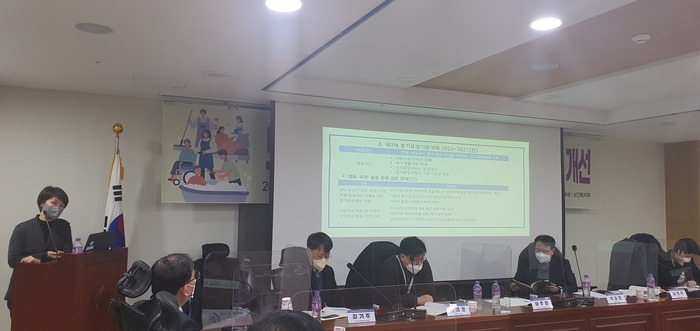 초고령사회 '코앞' 노인요양 제도는 ‘뒤죽박죽’ 초고령사회 '코앞' 노인요양 제도는 ‘뒤죽박죽’